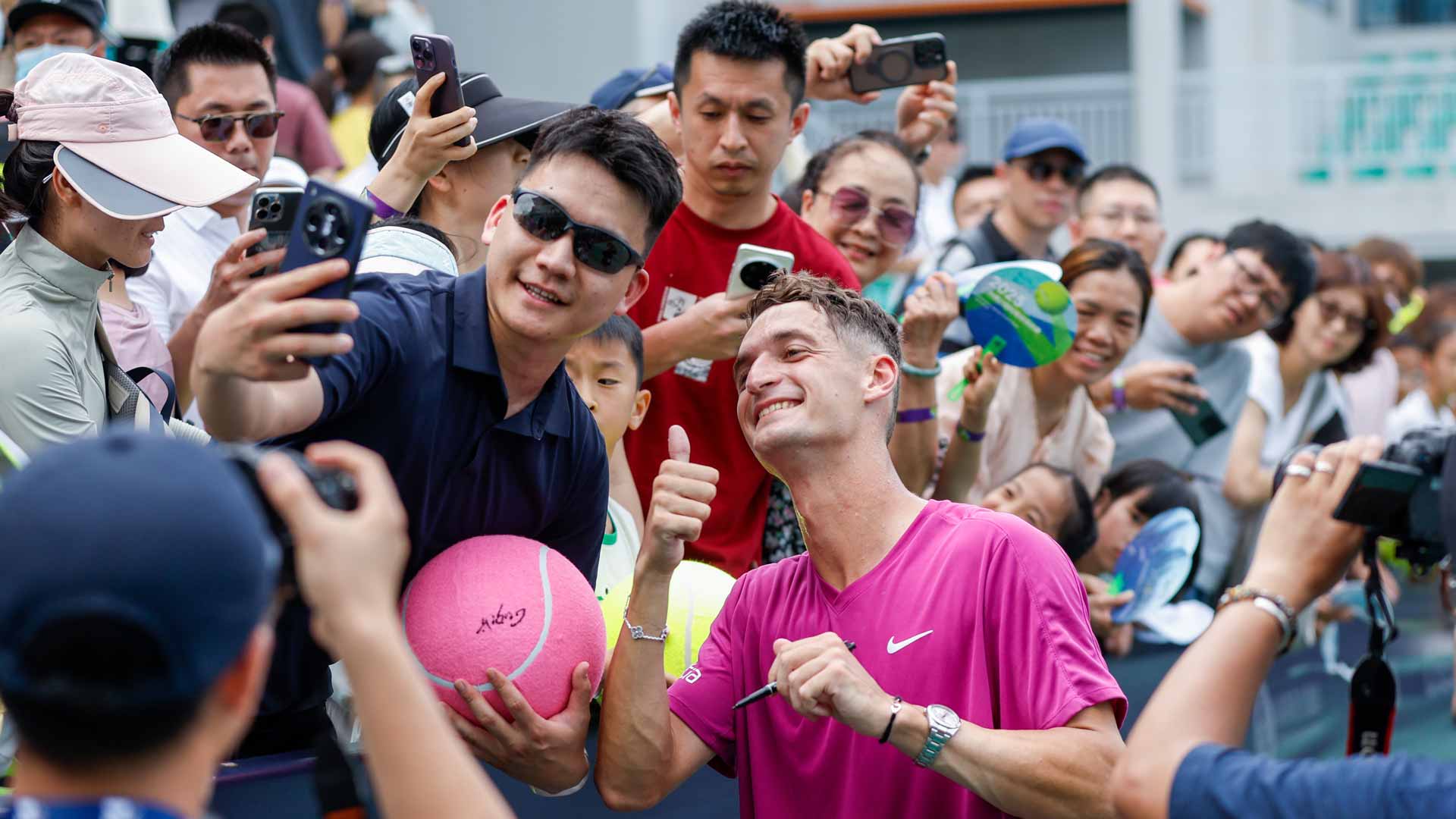 <a href='https://www.atptour.com/en/players/terence-atmane/a0gc/overview'>Terence Atmane</a> greets fans at last month's Guangzhou Challenger.