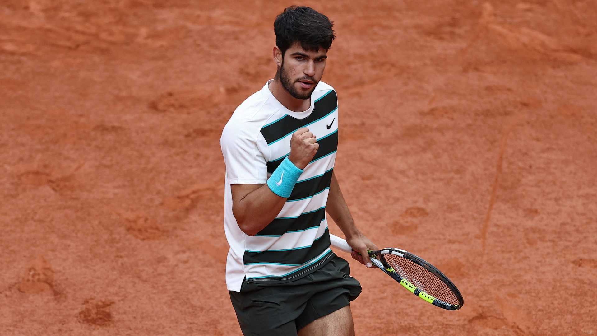 Carlos Alcaraz celebra una acción en la primera ronda de Roland Garros 2025.