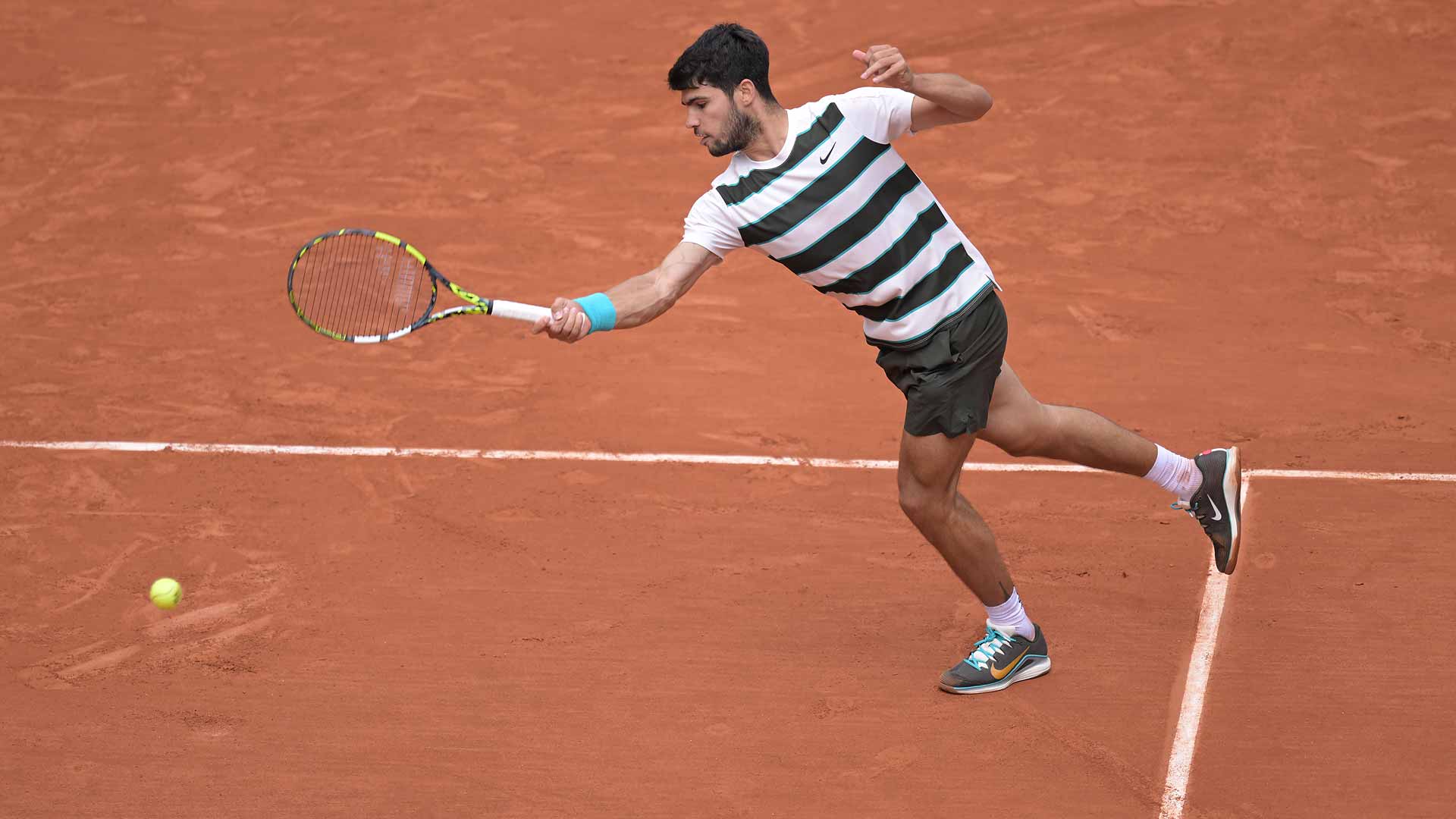 Carlos Alcaraz defeats Giulio Zeppieri in straight sets Monday in Paris.