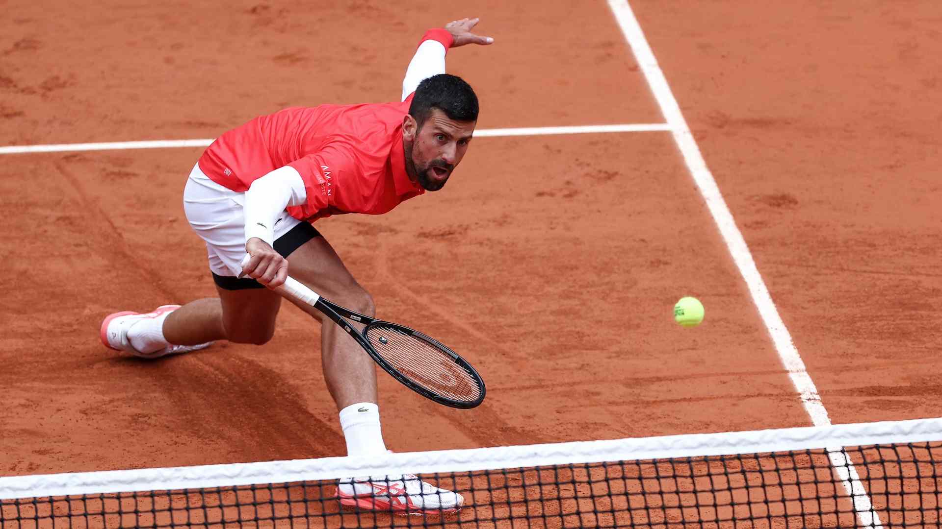 Novak Djokovic compite ante Mackenzie McDonald en la primera ronda de Roland Garros.