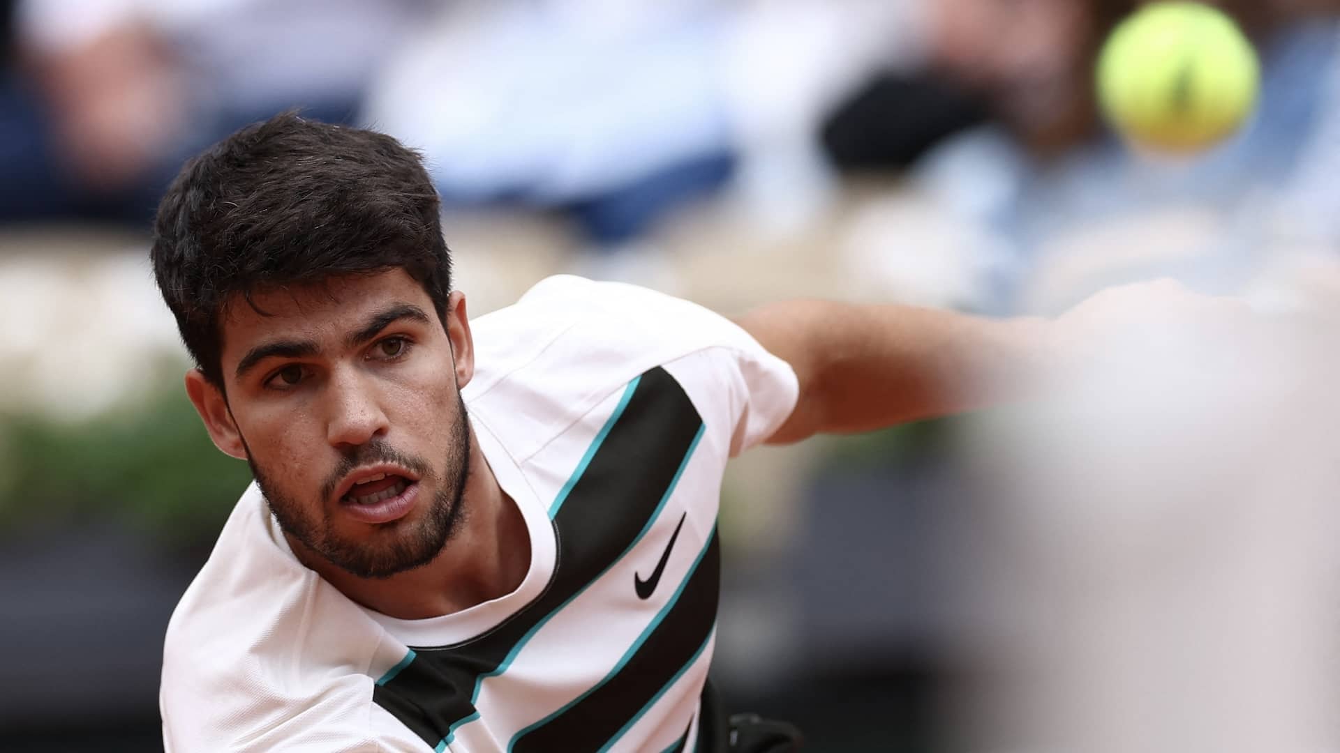Alcaraz, haciendo una dejada en su primer partido en Roland Garros.