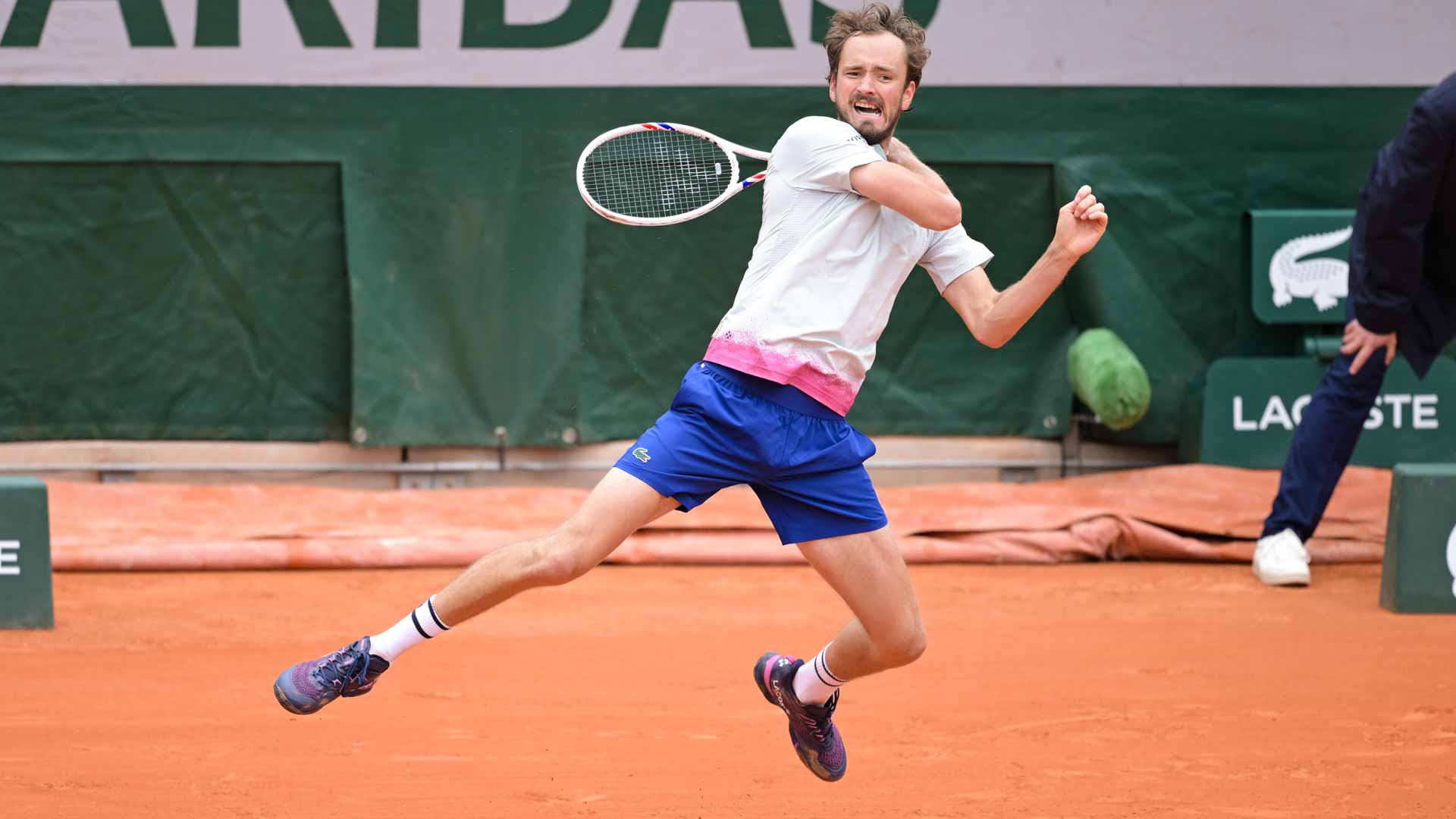 Medvedev's desperate attempt to save his Roland Garros run