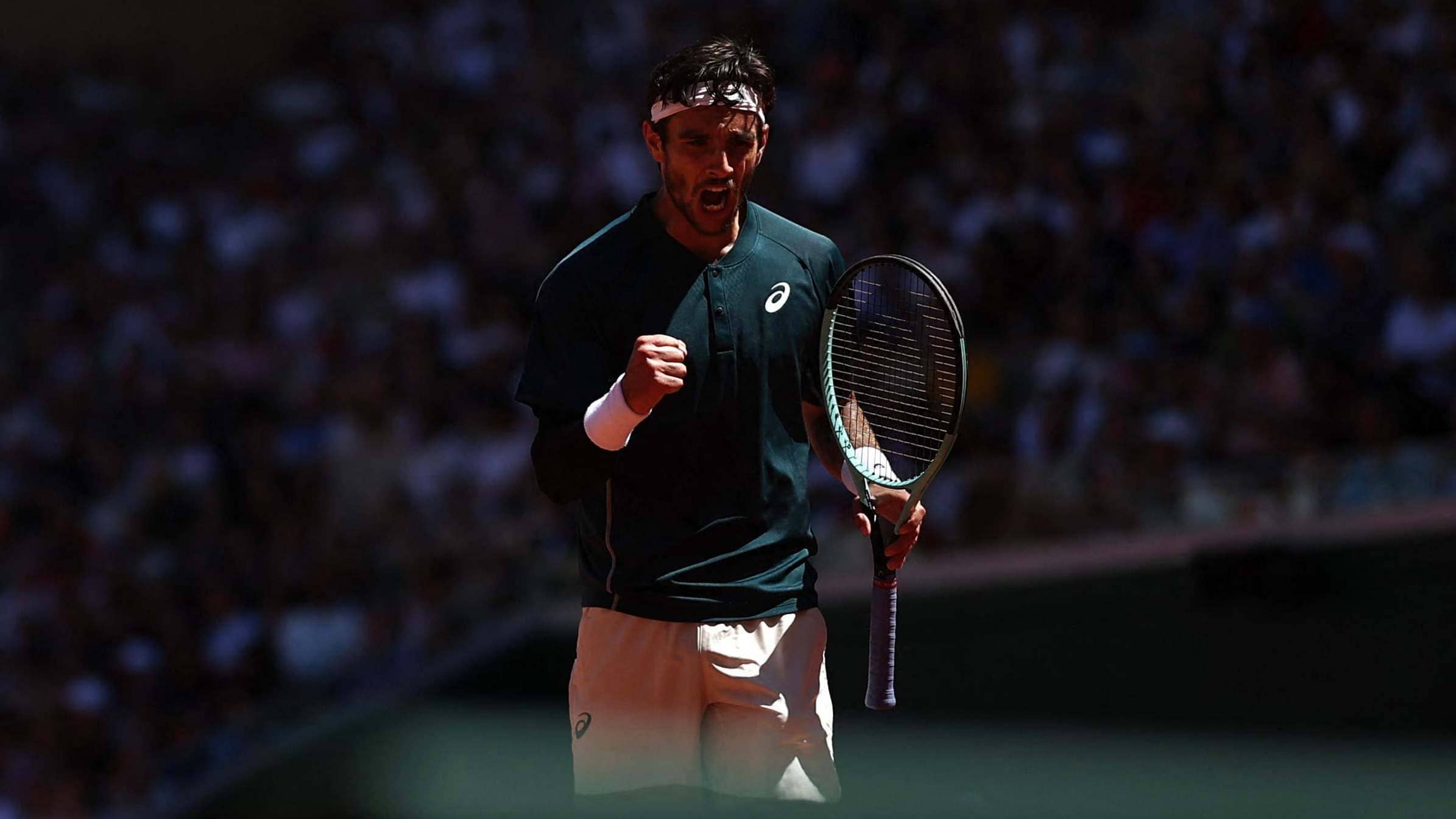 Lorenzo Musetti celebra un punto en la Court Suzanne Lenglen.