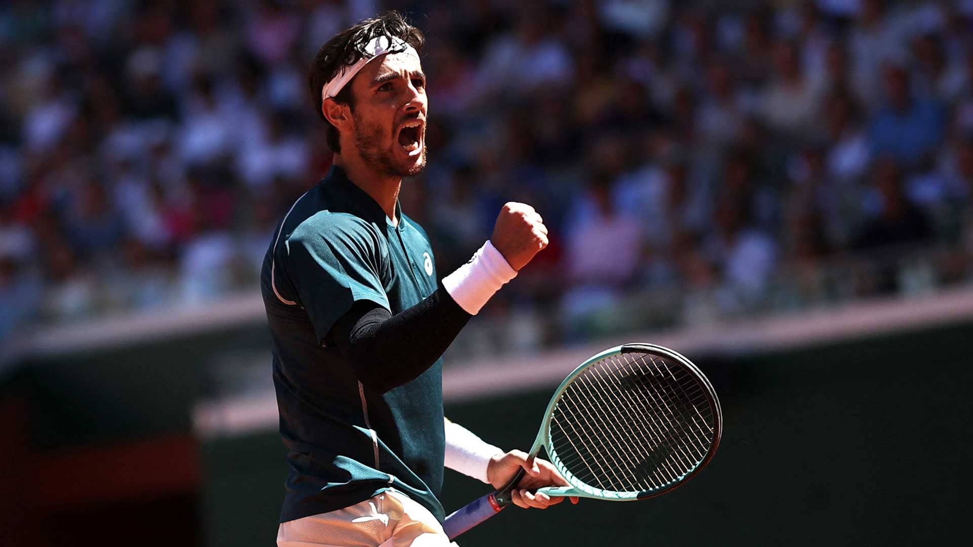 Lorenzo Musetti advances to the fourth round at Roland Garros for the third time.