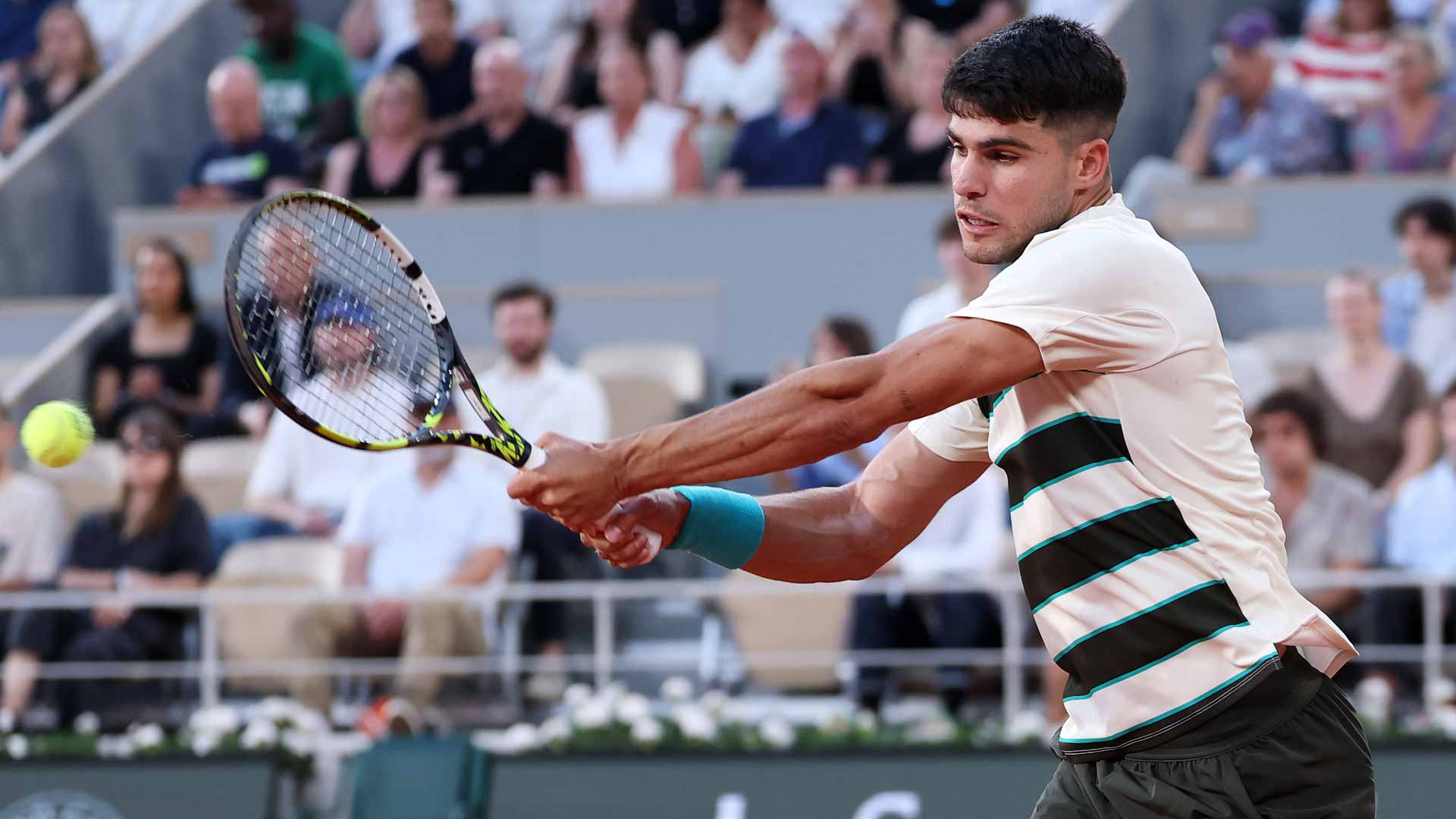 Alcaraz digs out of trouble, advances at Roland Garros