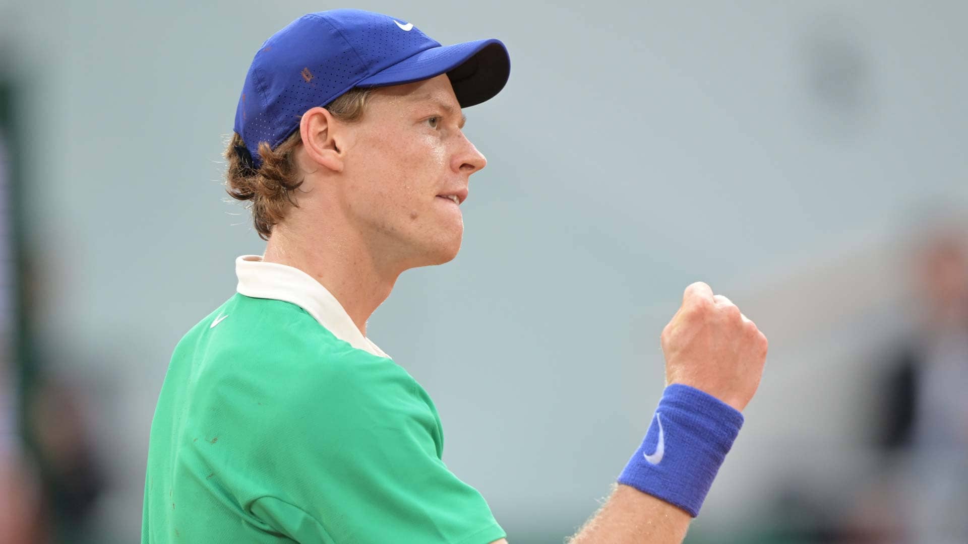 Sinner ends Bublik's run, returns to Roland Garros SFs
