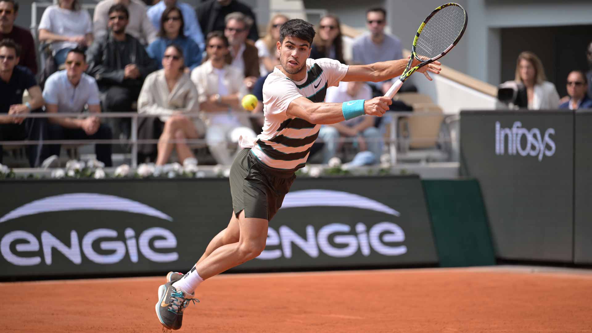 Sinner a set away from Roland Garros title after Alcaraz wins third set