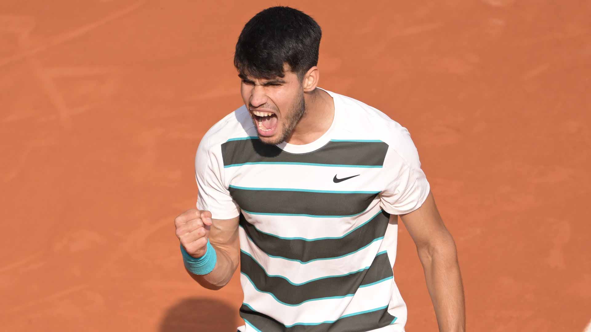 Alcaraz saves 3 championship points against Sinner, forces fifth set in Roland Garros final
