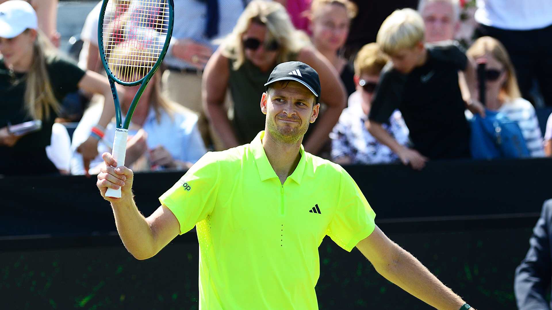Hurkacz powers through pain, defeats Bautista Agut in ‘s-Hertogenbosch