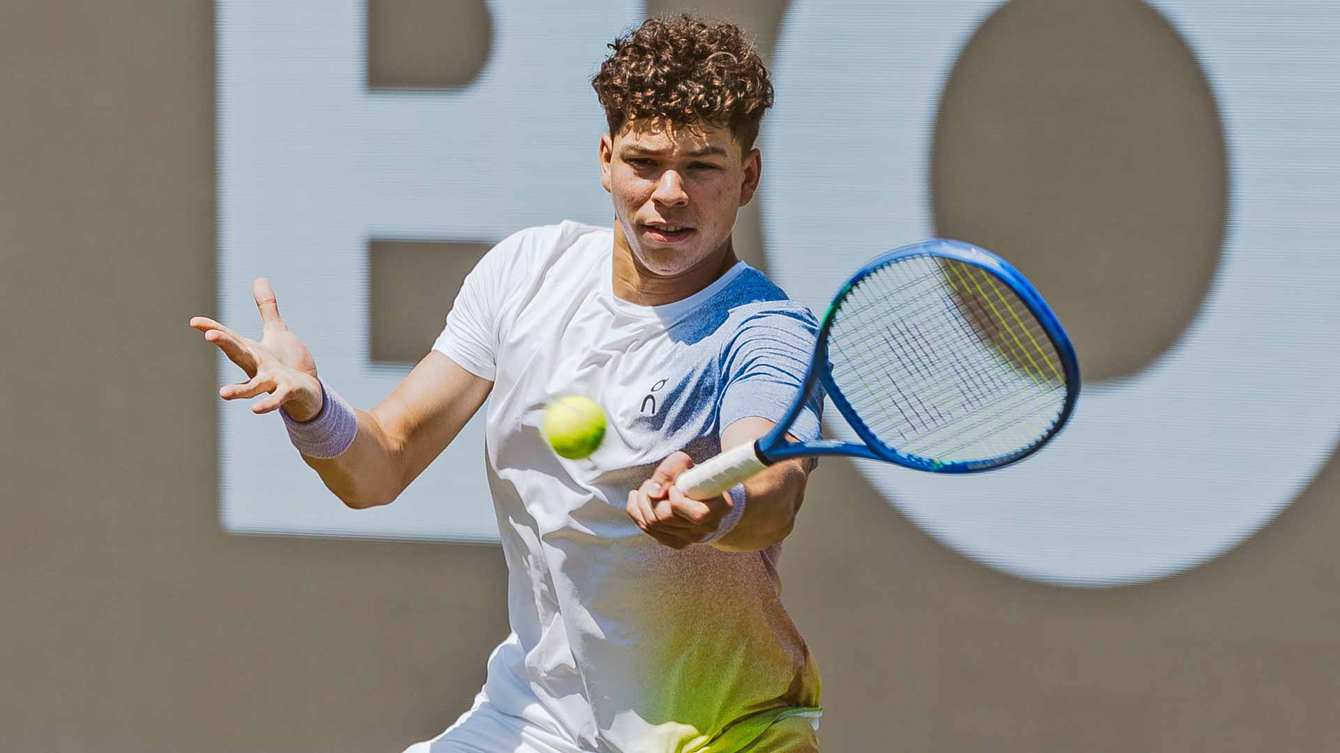 Shelton kick-starts Top 10 mission in Stuttgart