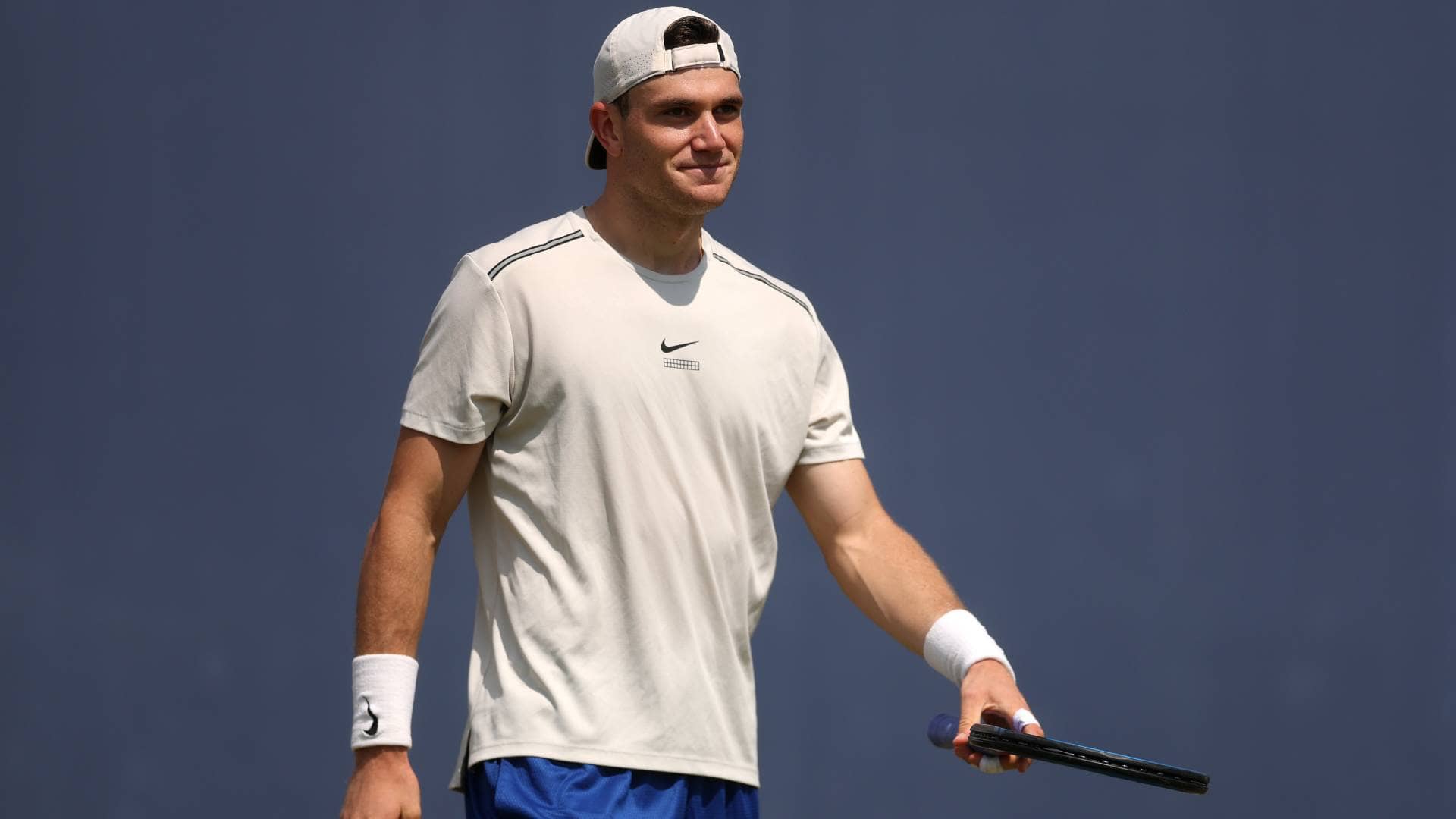 'He's built like a brick': Fans in awe as Draper returns to grass at Queen's Club