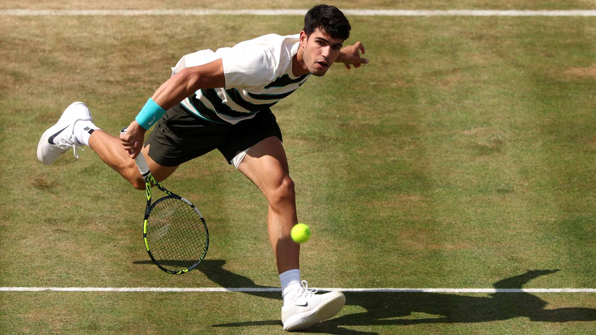 Alcaraz survives late scare in Queen's Club opener