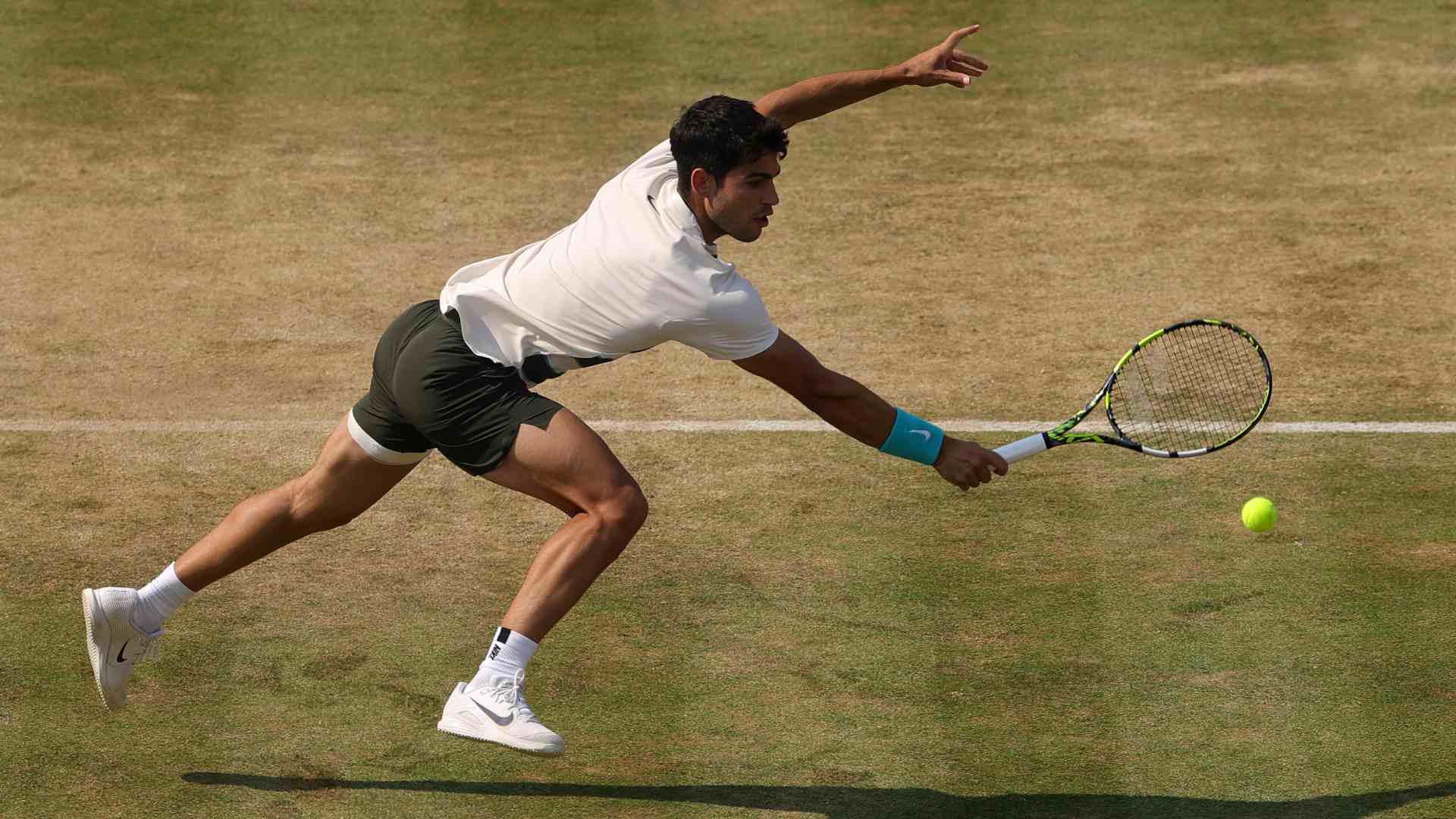 Alcaraz survives major scare at Queen's Club to reach longest winning streak of career
