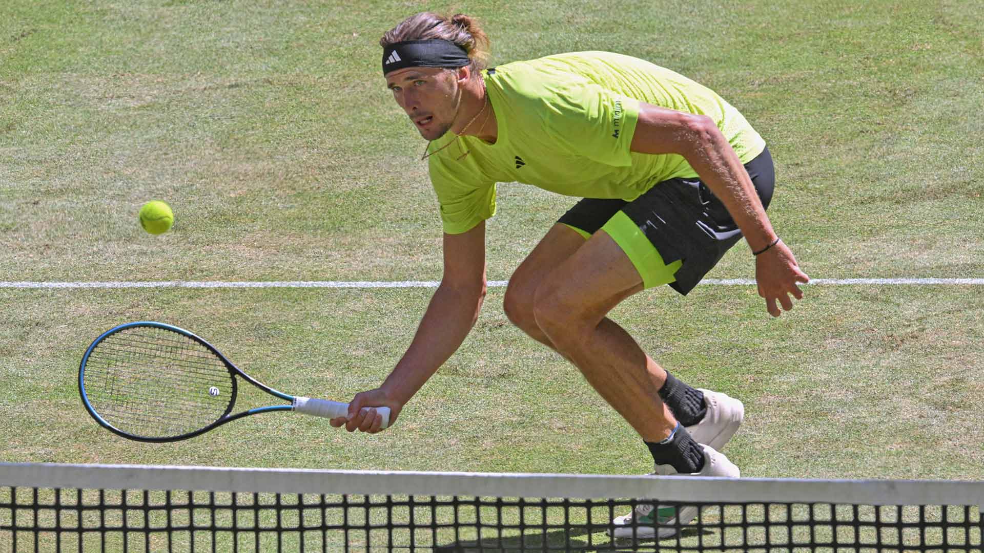 Zverev overcomes brief ‘out-of-nowhere’ illness, Cobolli for Halle SF spot