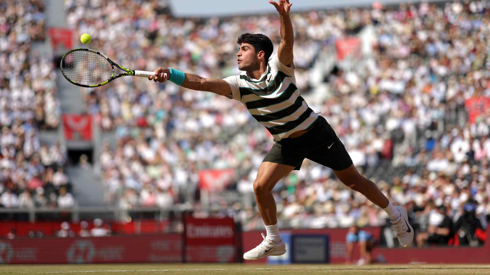 Alcaraz extends winning streak, soars into Queen's Club SFs