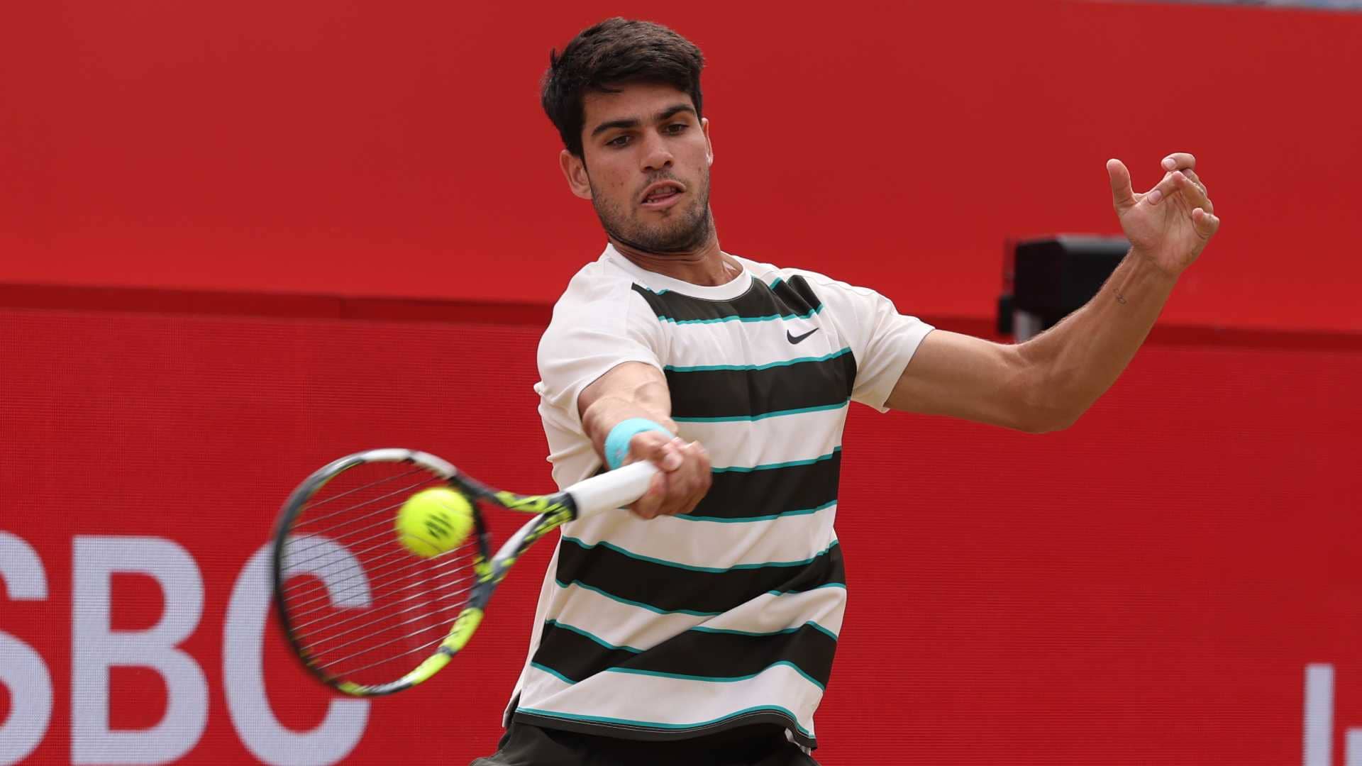 Alcaraz outlasts Lehecka for second Queen's Club title