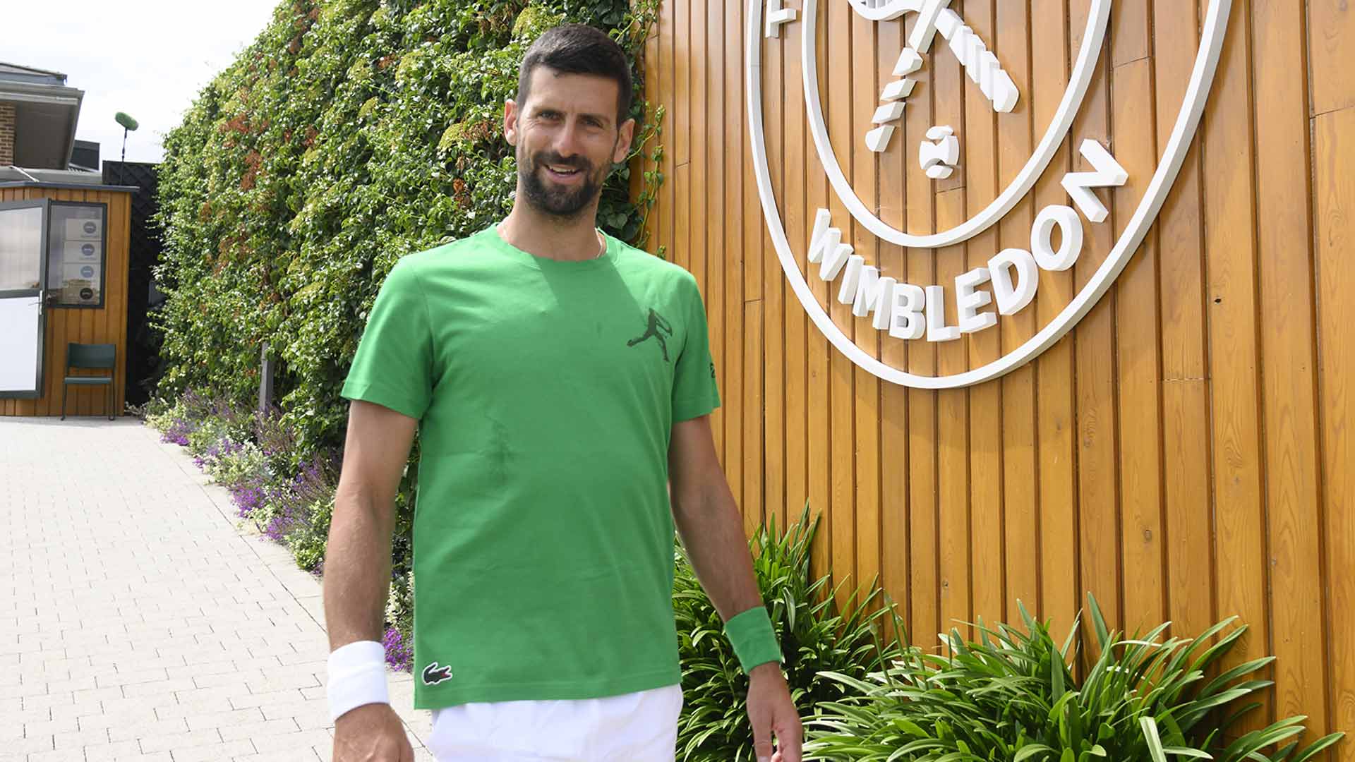 Djokovic arrives at Wimbledon, eyes Federer's record