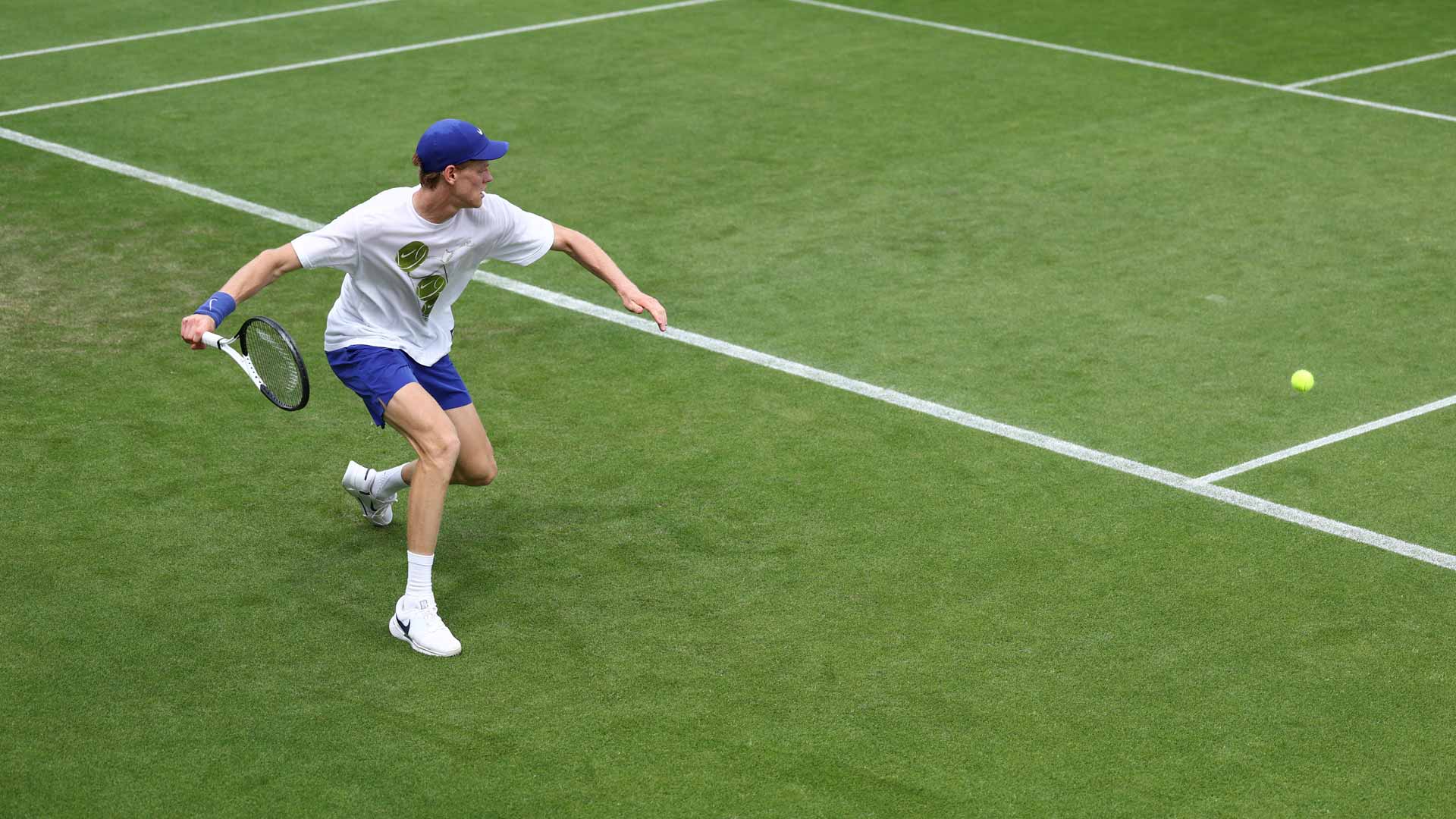 <a href='https://www.atptour.com/en/players/jannik-sinner/s0ag/overview'>Jannik Sinner</a> practises Tuesday at <a href='https://www.atptour.com/en/tournaments/wimbledon/540/overview'>Wimbledon</a>.