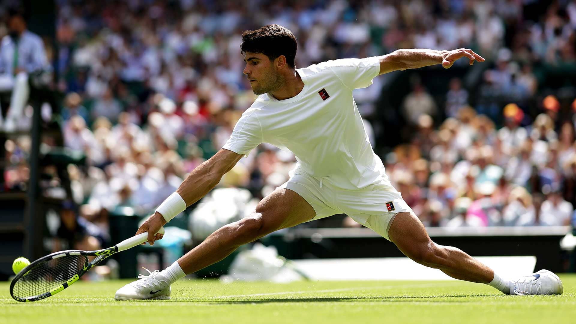 Fognini forces fifth set against Alcaraz in Wimbledon opener