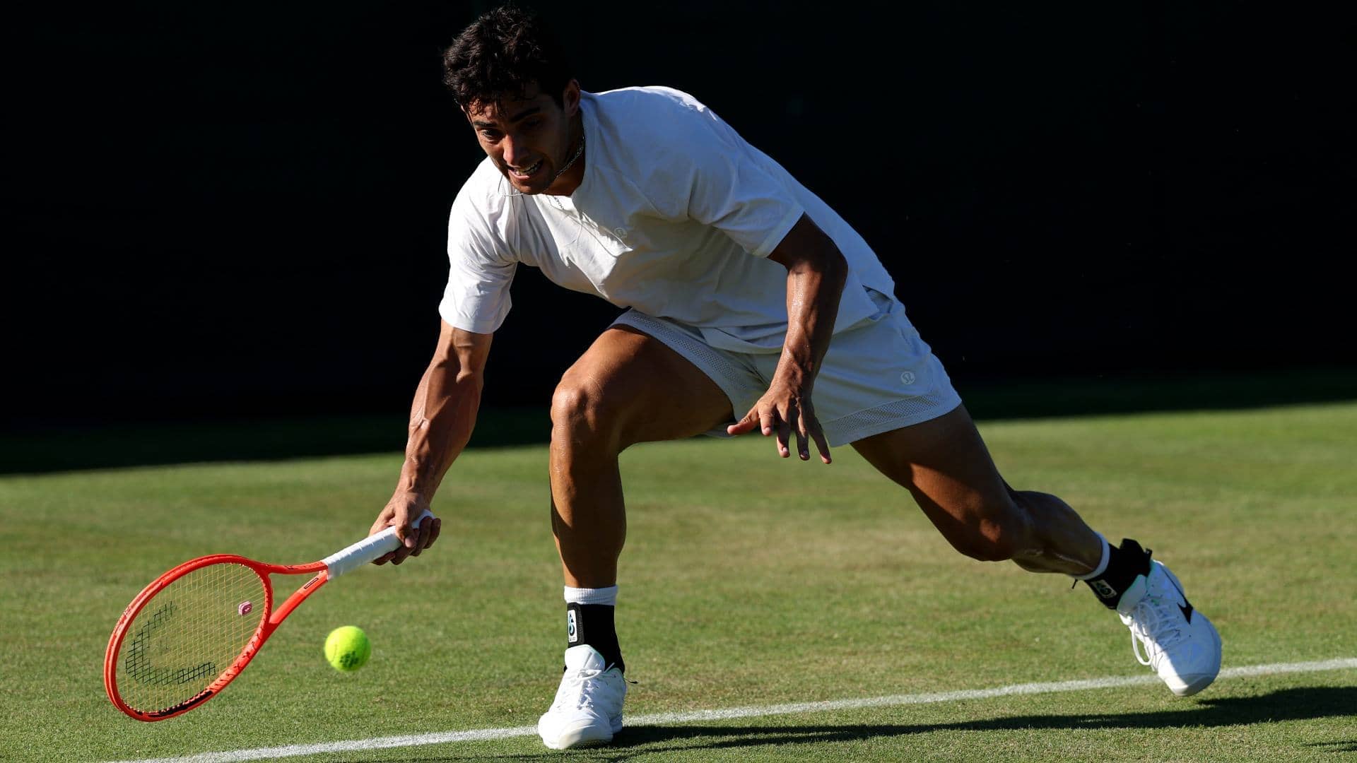 Cristian Garin sigue adelante en Wimbledon, donde fue cuartofinalista en 2022.