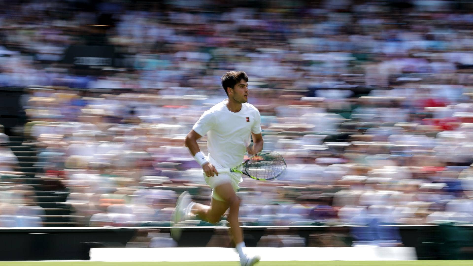 Carlos Alcaraz, durante su partido ante Fabio Fognini en Wimbledon.