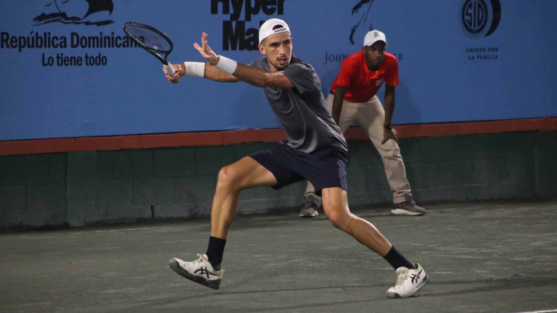 Pedro Cachin in action Sunday in the Santo Domingo Challenger final.