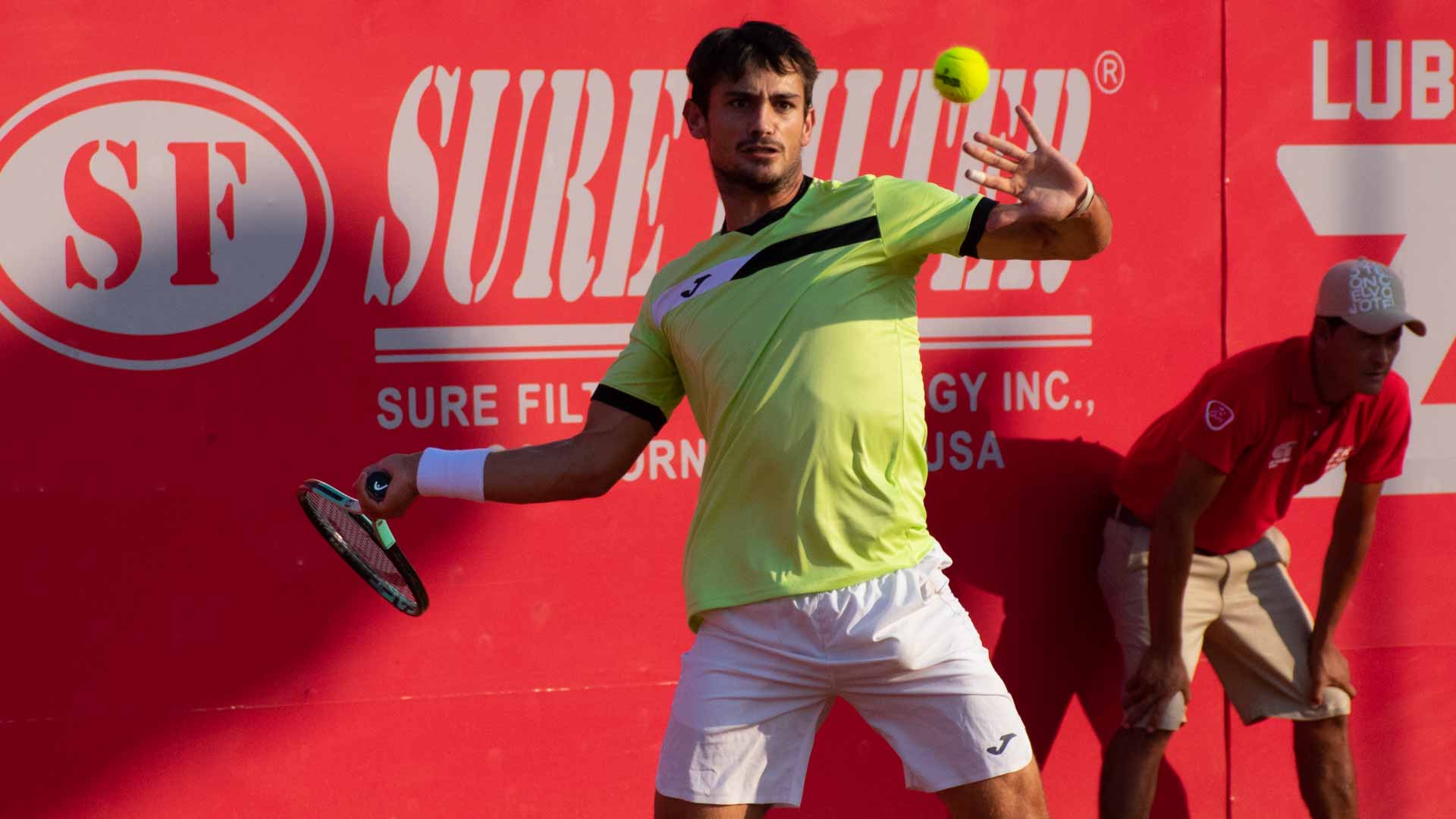 Mariano Navone wins the Challenger 75 event in Santa Cruz, Bolivia.