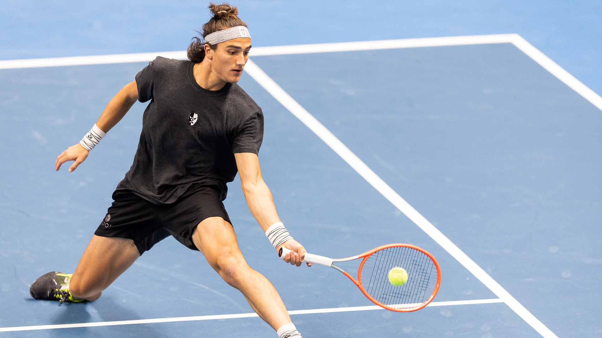 Mattia Bellucci in action at the 2022 Vilnius Challenger.