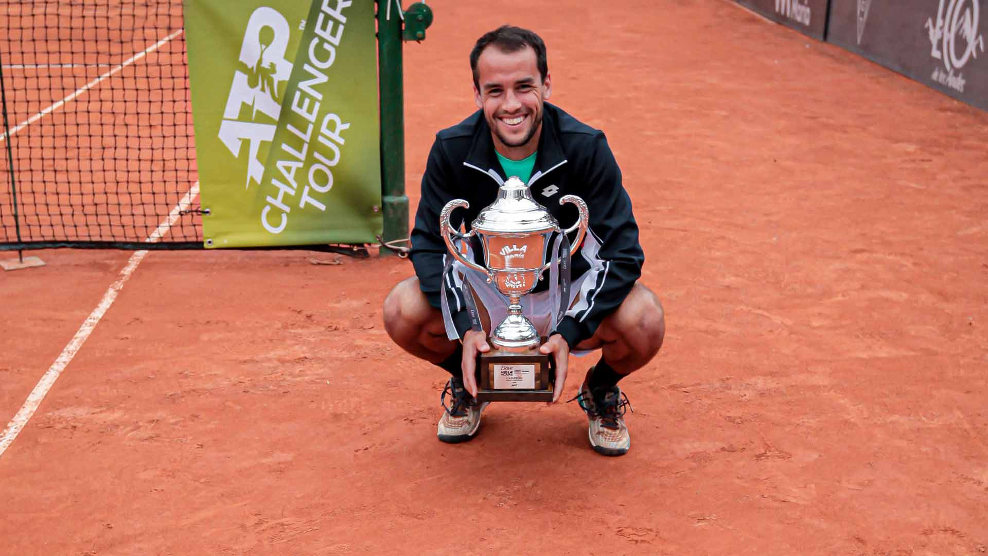 Nicolas Kicker dari Argentina dinobatkan sebagai juara di Villa Maria.
