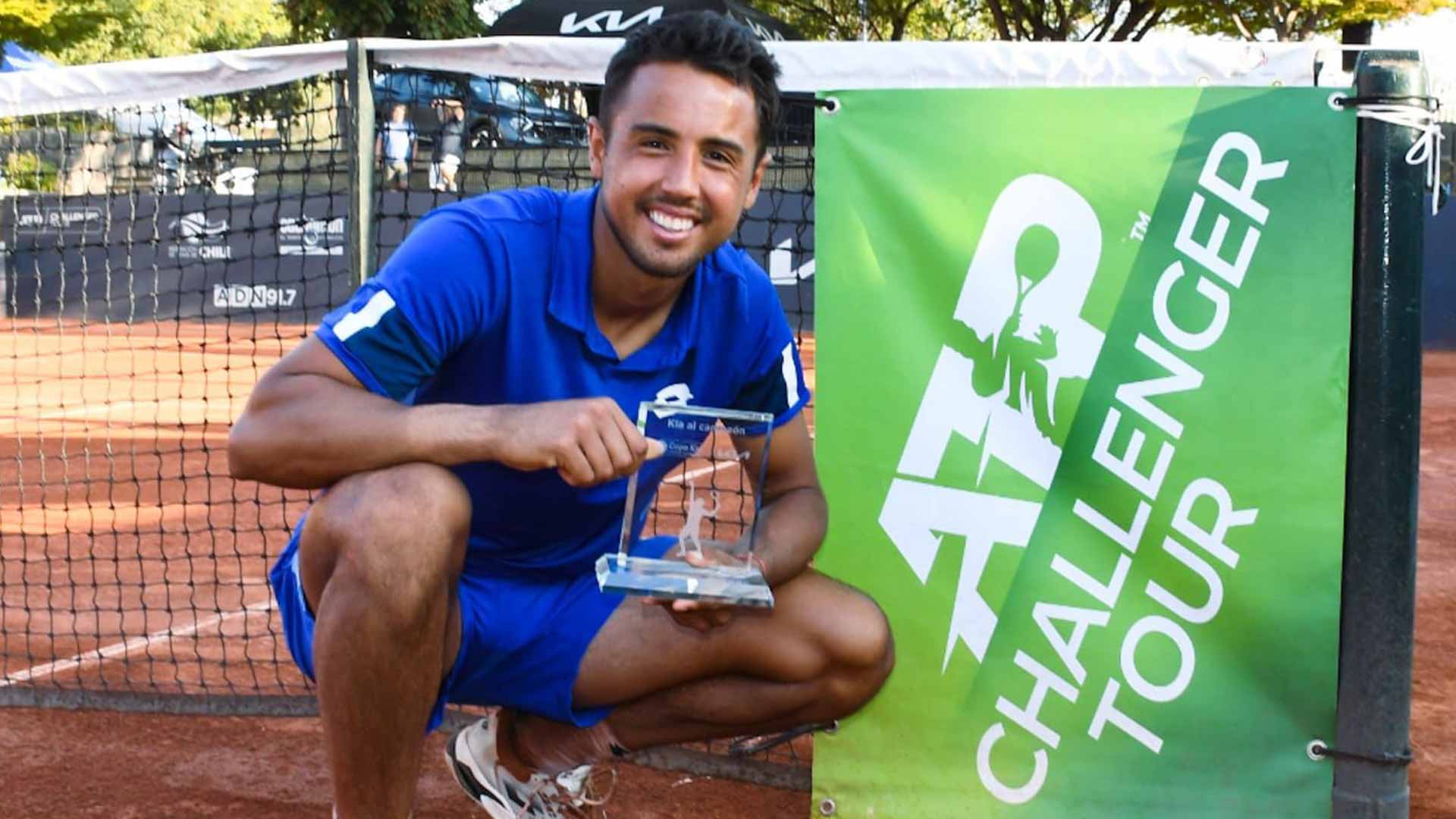 Hugo Dellien collects the title at the Santiago Challenger.