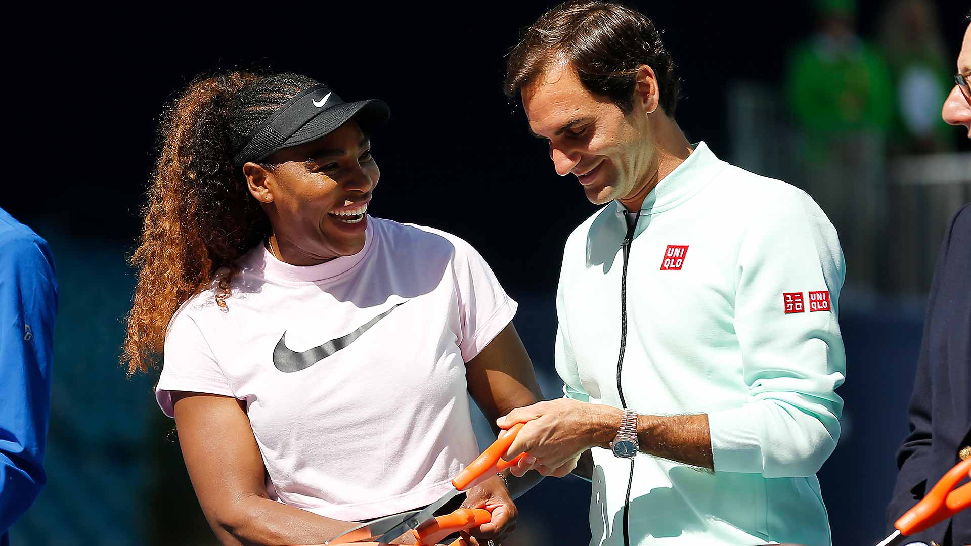 Serena Williams dan Roger Federer pada upacara pemotongan pita di Miami Open 2019.