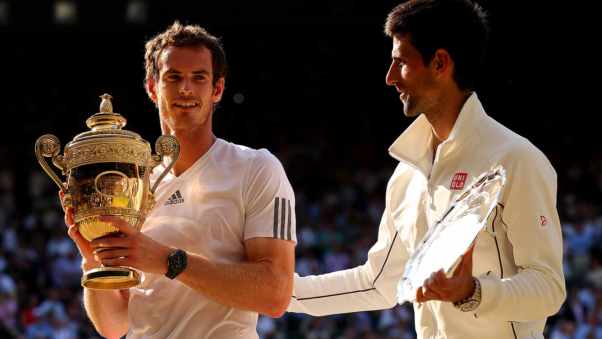 Andy Murray recibe la felicitación de su rival Novak Djokovic tras coronarse en la final de Wimbledon 2013.