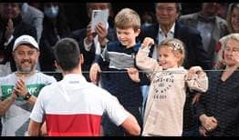 Novak Djokovic celebra con su hijo Stefan y su hija Tara después de ganar el Rolex Paris Masters en noviembre.