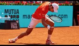 Novak Djokovic celebra su victoria ante Jeremy Chardy en la tercera ronda del Mutua Madrid Open 2019.