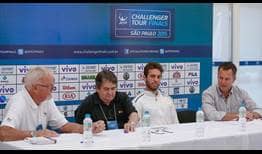 El finalista del año pasado y esperanza de casa, Guilherme Clezar, echó una mano en la ceremonia del sorteo del cuadro de las Finales ATP Challenger Tour.