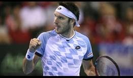 Leonardo Mayer logró 24 aces en su camino a una victoria en cuatro sets ante Steve Darcis.
