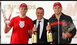 El Presidente y Director Ejecutivo de la ATP entregó a Mike y Bob Bryan sus premios en Londres.