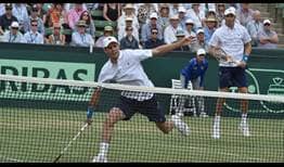 Mike Bryan and Bob Bryan give the United States a 2-1 lead over Australia with a five-set doubles win over Lleyton Hewitt and John Peers.