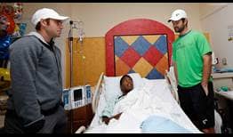 Bjorn Fratangelo y Brian Baker visitan un paciente en el Children's Memorial Hermann Hospital en Houston