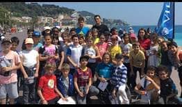 Un gran grupo de niños tuvo la oportunidad de jugar con Dominic Thiem y Taylor Fritz el martes en la Promenade des Anglais en Niza.