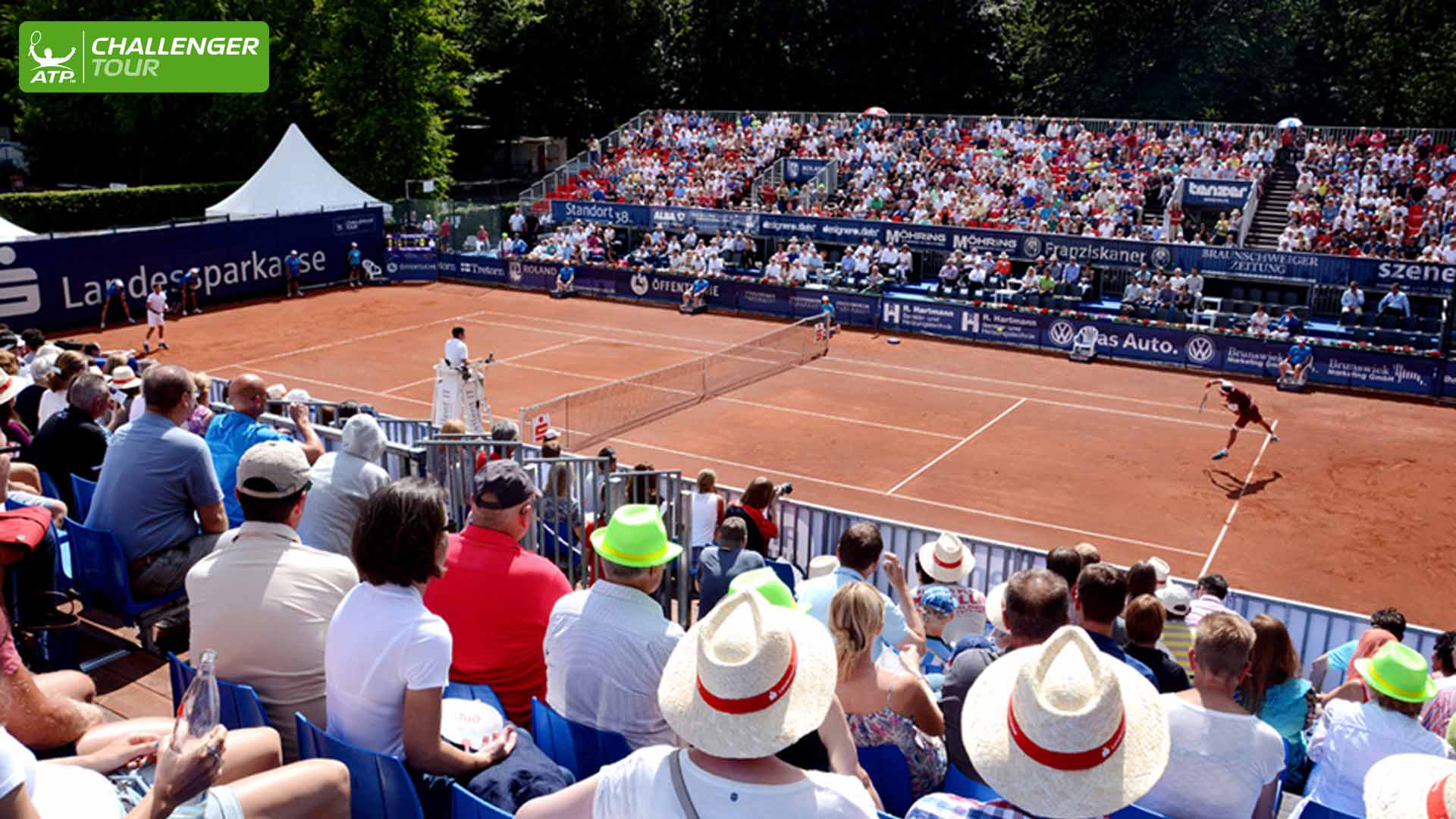Fans enjoy the tennis in Braunschweig.