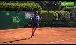 Matteo Donati efectúa un golpe en el evento ATP Challenger Tour en Milán.