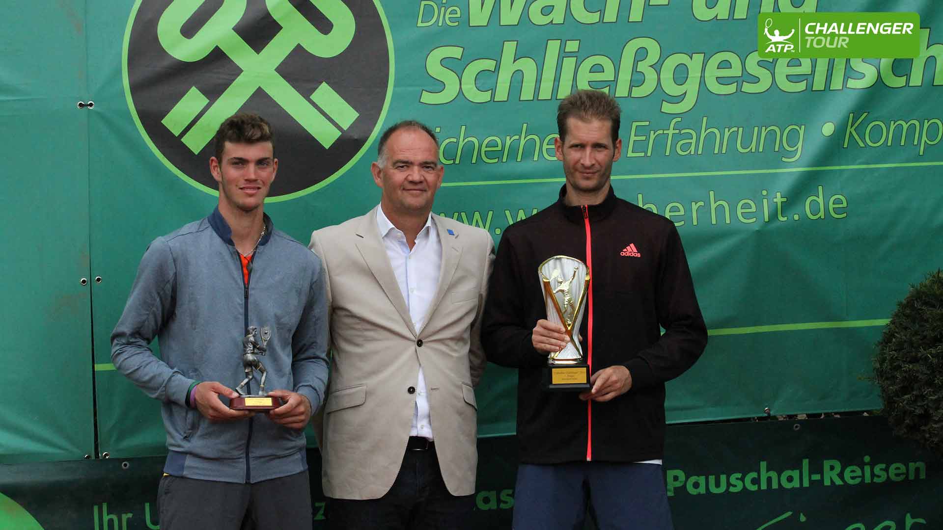 Florian Mayer defeats Maximilian Marterer to win the ATP Challenger Tour event in Meerbusch. 