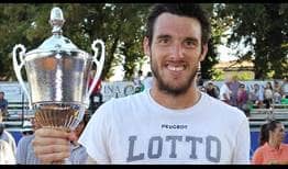 Leonardo Mayer sostiene el trofeo de campeón en Manerbio.