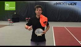 La estrella #NextGen Stefan Kozlov luce el trofeo de reciente campeón en el ATP Challenger Tour de Columbus.