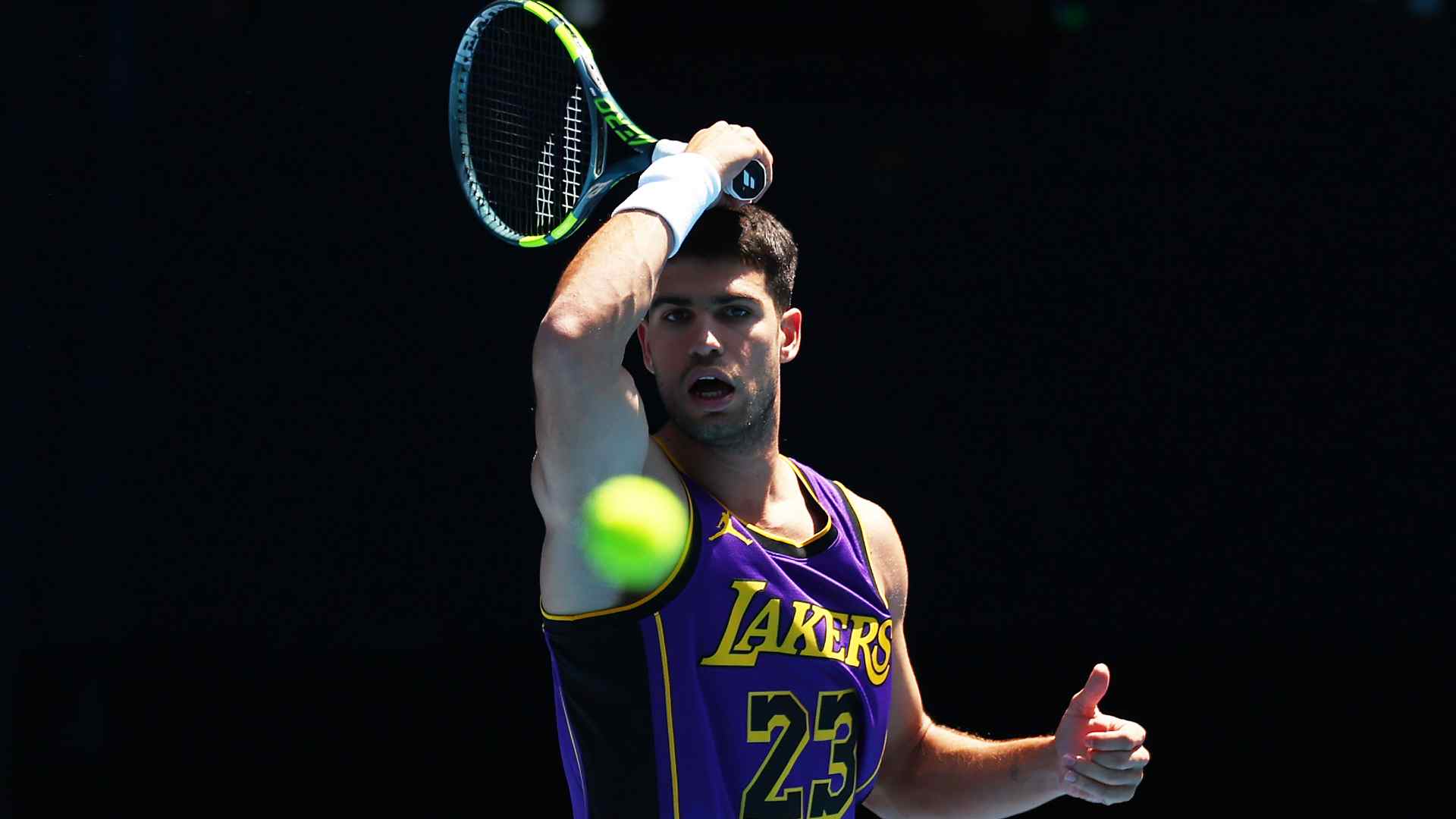 Carlos Alcaraz entrenando en Melbourne Park antes del inicio del Abierto de Australia el 18 de enero.