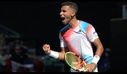 Felix Auger Aliassime celebra su 1ª clasificación a cuartos de final del Abierto de Australia.