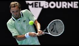 Daniil Medvedev avanza a segunda ronda sin perder sets en Melbourne Park.