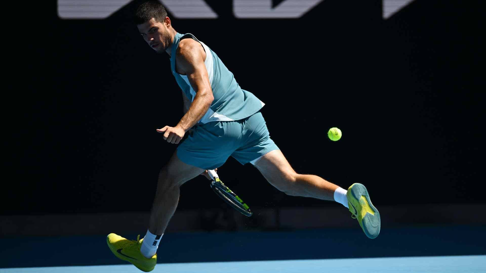 Carlos Alcaraz durante su partido de tercera ronda en el Abierto de Australia 2025.