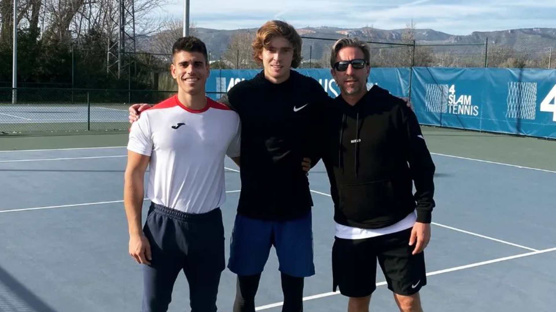 Marcos Borderías (izq.) junto a Andrey Rublev y al entrenador Fernando Vicente.